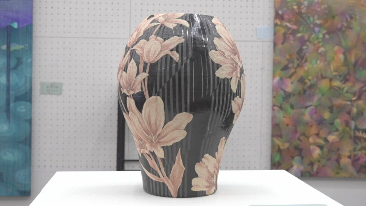 絵画や彫刻、工芸など県内美術関係者らによる作品約100点を展示 山梨