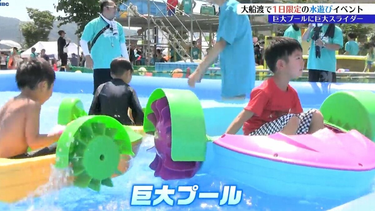 巨大プールに巨大スライダーが登場！子どもたちがびしょぬれで水遊びを