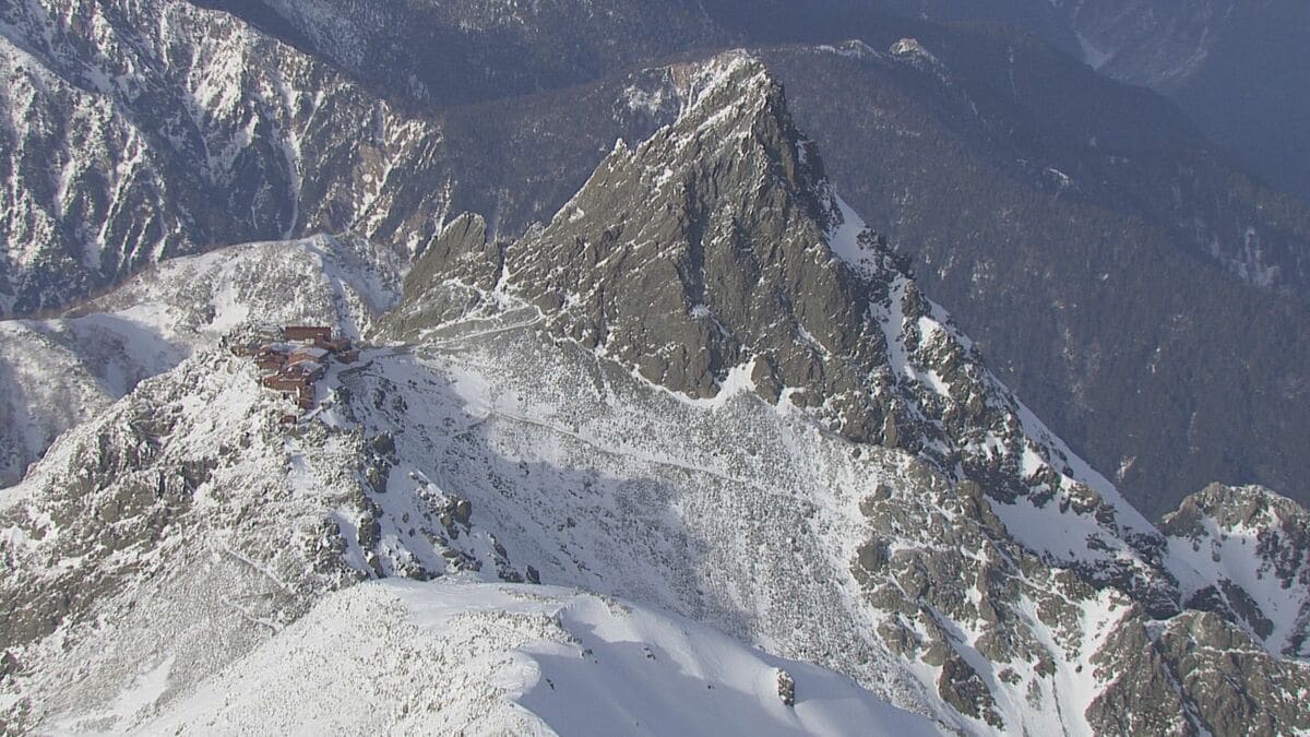 「天候悪く雪も…」北アルプス 槍ヶ岳山荘で1泊予定が手前で遭難 56歳男性は歩ける状態で見つかるも一緒に登っていた60代女性が心肺停止