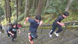 287段の石段を駆け上る　身延山久遠寺で高校生が走り納め　大みそかの恒例行事「階段上り」|TBS NEWS DIG