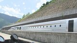 デザイン一新 シルバーの車体にゴールドのライン リニア中央新幹線改良型試験車両M10の出発式 都留市・山梨実験センター|TBS NEWS DIG