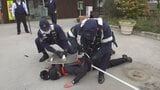 刃物を持った不審者を想定 警察や駅員が対応訓練 さすまたの使い方に関する講習会も 山梨・JR小淵沢駅|TBS NEWS DIG