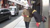 「戦争に無関心でいないで」母親たちの団体が赤紙が印刷されたビラを配り、平和を訴え 盛岡市|TBS NEWS DIG