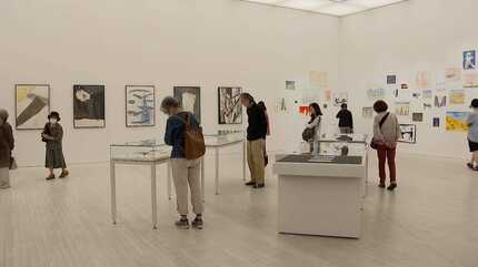 イラストレーター黒田征太郎さん陶器のオブジェ 陶芸家の弟、黒田泰蔵氏に捧げるアクリル作品群 企画展「黒田