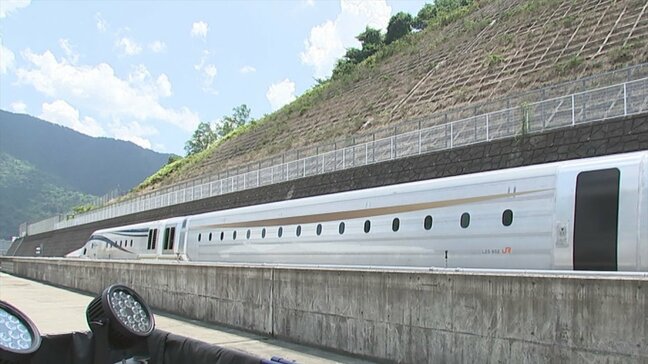 デザイン一新 シルバーの車体にゴールドのライン リニア中央新幹線改良型試験車両M10の出発式 都留市・山梨実験センター|TBS NEWS DIG