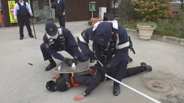 刃物を持った不審者を想定　警察や駅員が対応訓練　さすまたの使い方に関する講習会も　山梨・JR小淵沢駅|TBS NEWS DIG