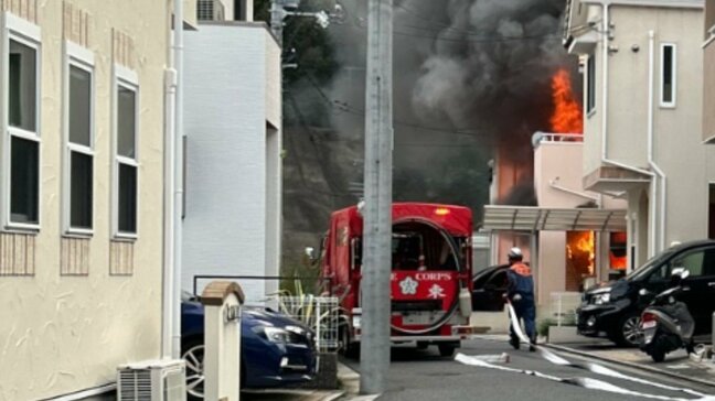 「２階建ての１階部分が燃えている」住宅の火事で消防車15台などが出動　南北に延焼との情報も　広島・安佐南区|TBS NEWS DIG