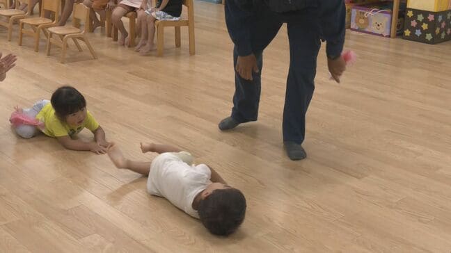 もし花火の火が服についたら…「ゴロゴロと転がって！」ストップ･ドロップ･アンド･ロール　園児が正しい遊び方を学ぶ|TBS NEWS DIG