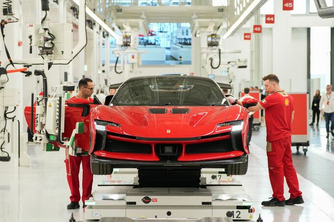 フェラーリ、2030年のEV計画を半減－内燃機関車の比率引き上げ