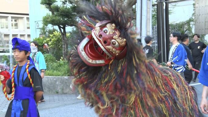 180年以上の歴史誇る獅子舞 「胡屋・仲宗根獅子舞」が道ジュネ―　沖縄市|TBS NEWS DIG
