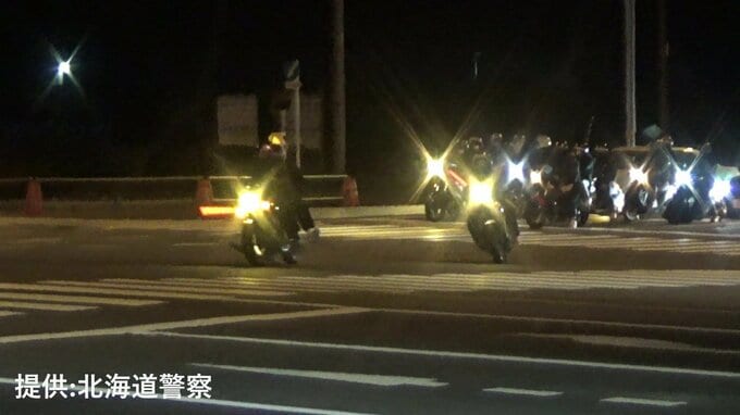 「調子に乗りました」交差点内をバイクで周回走行か SNSの「走ろう」投稿を警察が発見 現場で撮影して17歳少年と18歳男を後日逮捕|TBS NEWS DIG