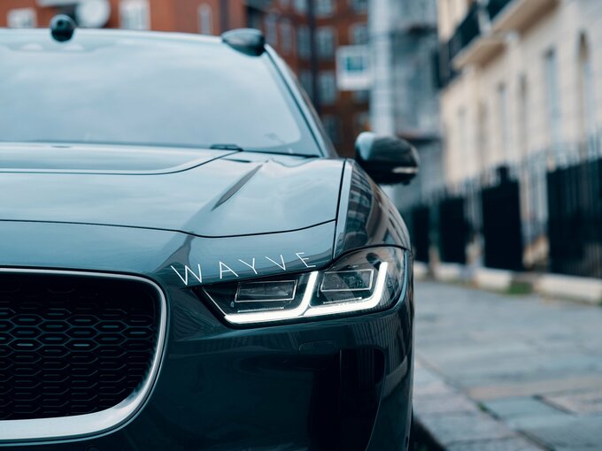 ソフバンクＧ支援の自動運転新興ウェイブ、商業サービス開始に近づく