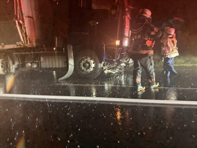 【速報】苫小牧市でトラックと乗用車が正面衝突か　乗用車が全焼し男性死亡、女性は意識不明の重体、幼児も搬送　|TBS NEWS DIG