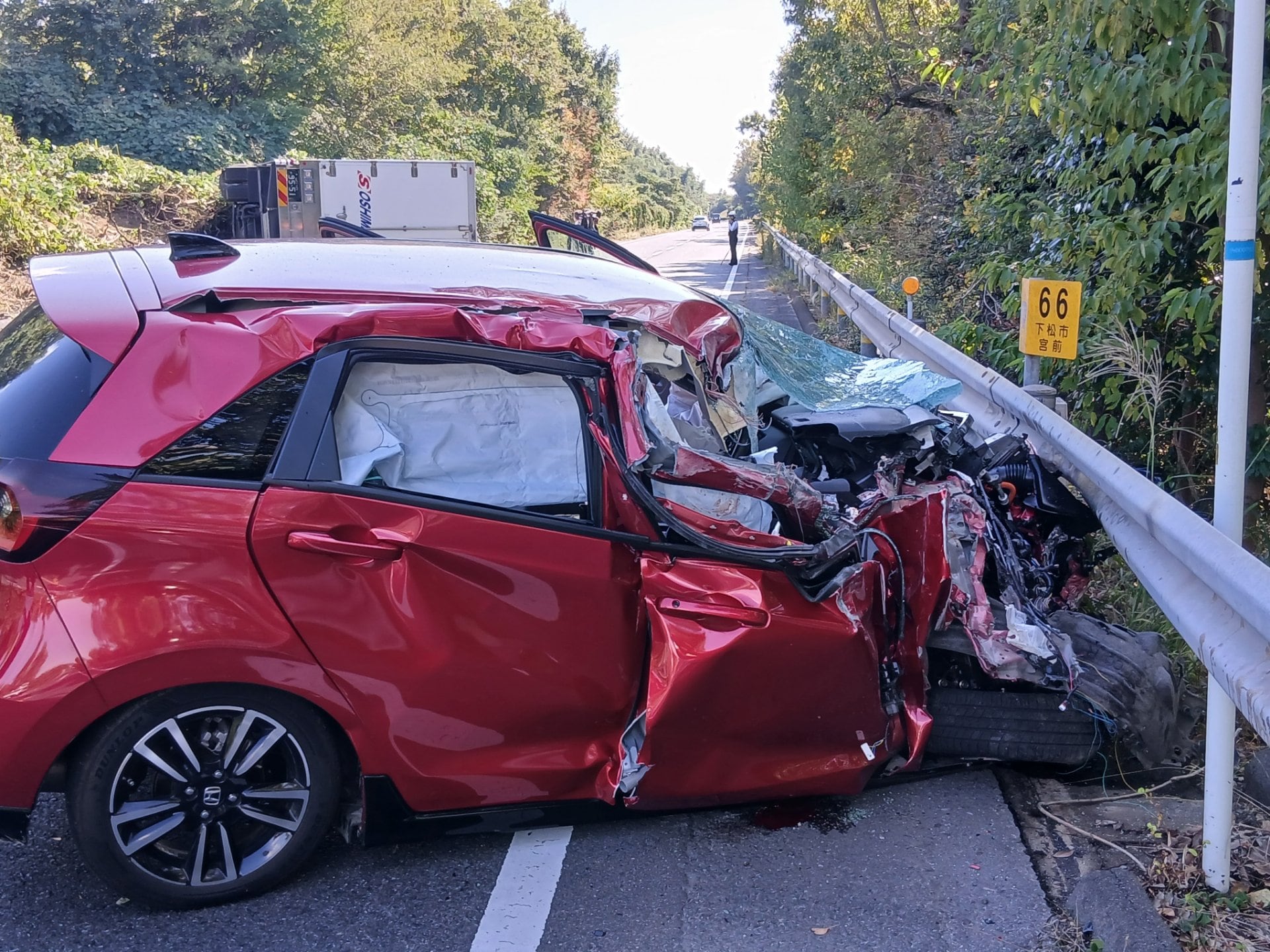 大型トラック横転・乗用車大破…1人死亡1人軽傷 事故現場付近は一時