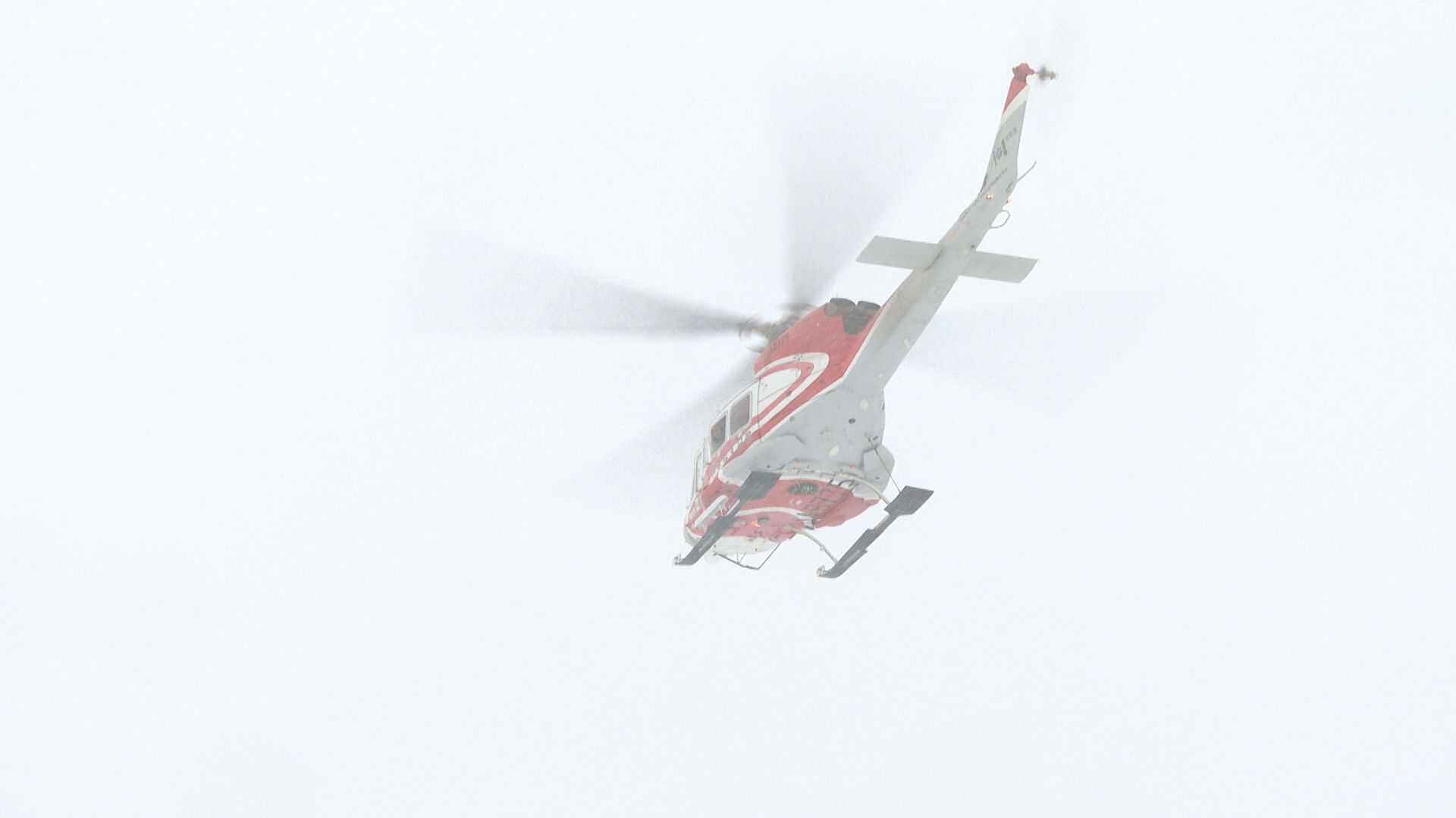 荒天でフェリー欠航 離島の繰り上げ“投票箱”4個をヘリコプターで輸送