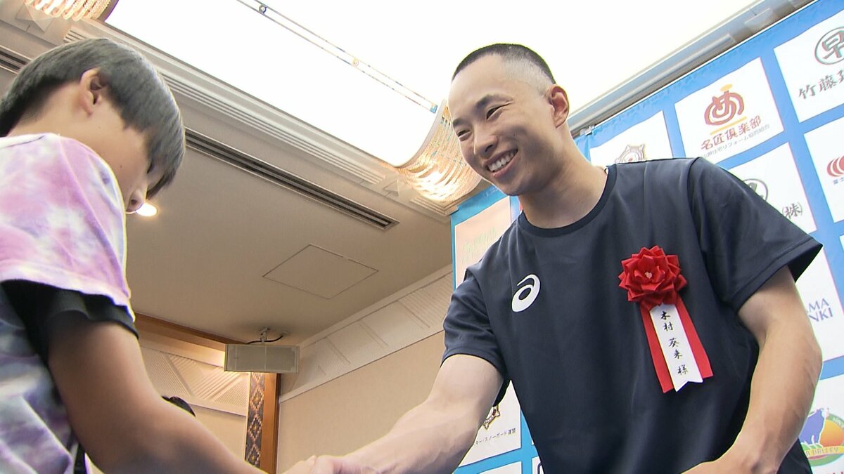 スノボ五輪金・木村葵来選手が地元・岡山で子どもたちと交流「見よう