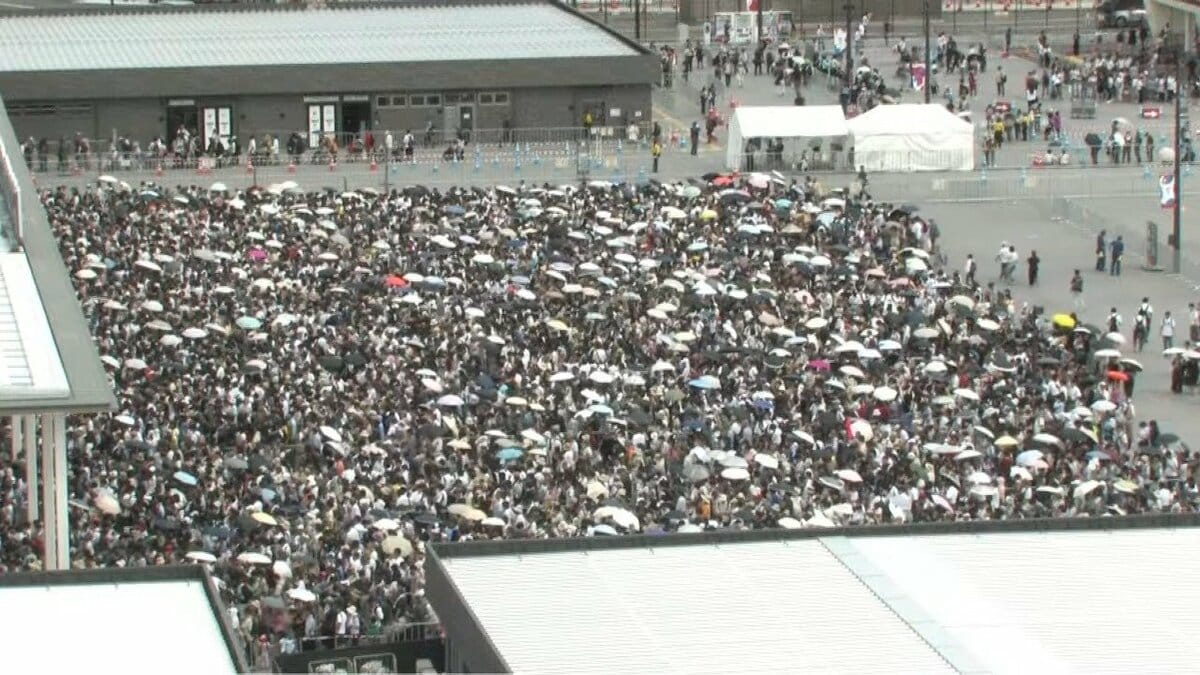 万博東ゲート前はきょうも列 狙いは西ゲートか…7月は午前9時の入場枠に