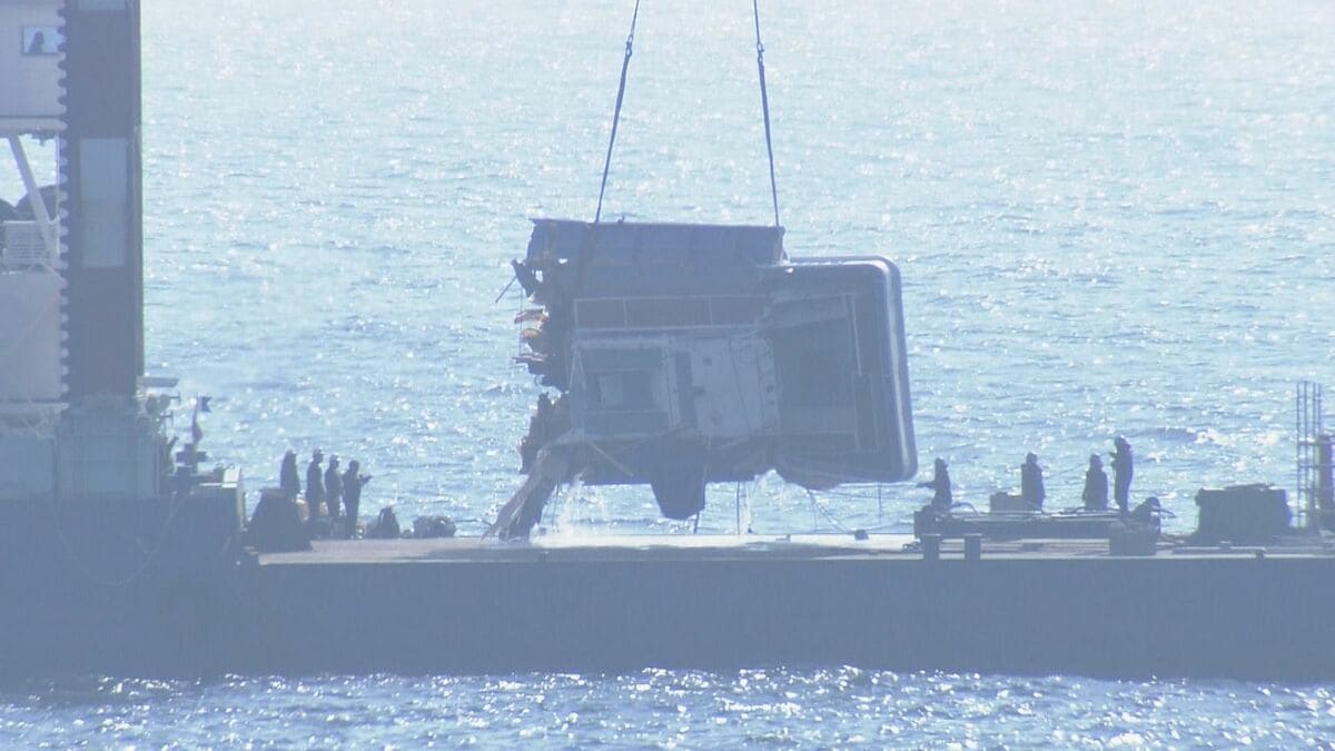 船体が割れた「釣り船」を引き上げ　鳥羽市沖で貨物船と衝突し沈没　国の運輸安全委員会が現地調査を開始