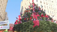 「感謝祭」NYで恒例のパレード賑わう　アニメキャラクターのバルーンが街を飛ぶ　一方、パレスチナ支持者が路上占拠も| TBS CROSS DIG with Bloomberg