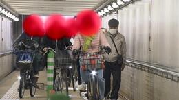 『マナーの悪さは天下一品』駅の地下道で"ルール無視の自転車"が次から次に...押して通らず歩行者のそばを疾走「あかんのはわかってるよ！」「押すと歩くでは時間差が」　兵庫・尼崎市|TBS NEWS DIG