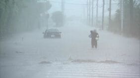 大雨で道路冠水し車水没　筑後地方や佐賀県でレベル4土砂災害危険警報　休校や登校時間繰り下げも|TBS NEWS DIG