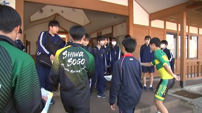 警察や高校生が自転車利用者にヘルメット着用などを呼びかけ　岩手・紫波町|TBS NEWS DIG