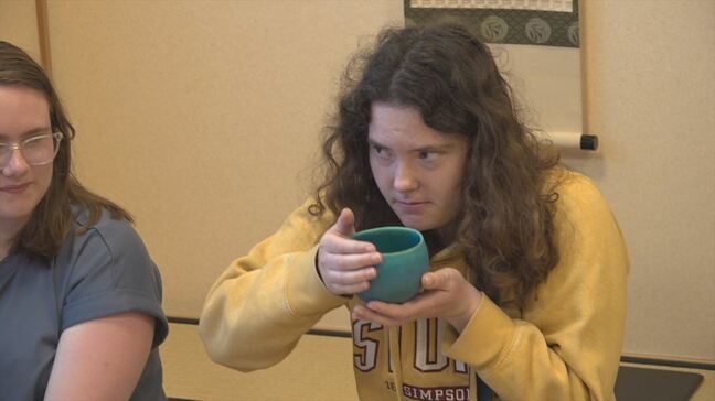 アメリカの大学生が日本伝統の“茶道”を体験　作法を学ぶ　山梨・県立大学|TBS NEWS DIG