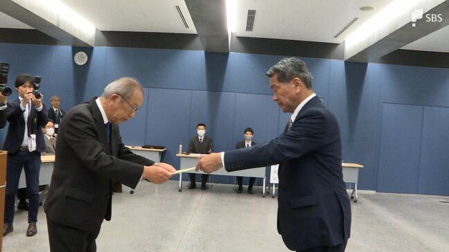 焼津市長選4選の中野弘道氏に当選証書 市政への思い新たに 投票率は過去最低で選挙管理委員会「深く受け止め改善につなげたい」|TBS NEWS DIG