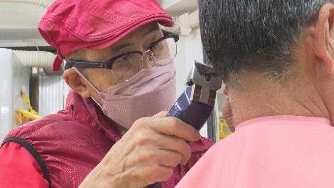 「きょう一日を目いっぱい幸せに、笑顔で」開店は午前4時、常連客が詰めかける82歳の現役理容師　|　沖縄のニュース｜RBC 琉球放送