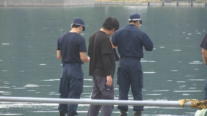 港の岸壁先の海中で水没した車両を発見、車内から頭部が白骨化した遺体が見つかる…胴体は運転席で見つかり死蝋化　北九州ナンバーの軽自動車|TBS NEWS DIG