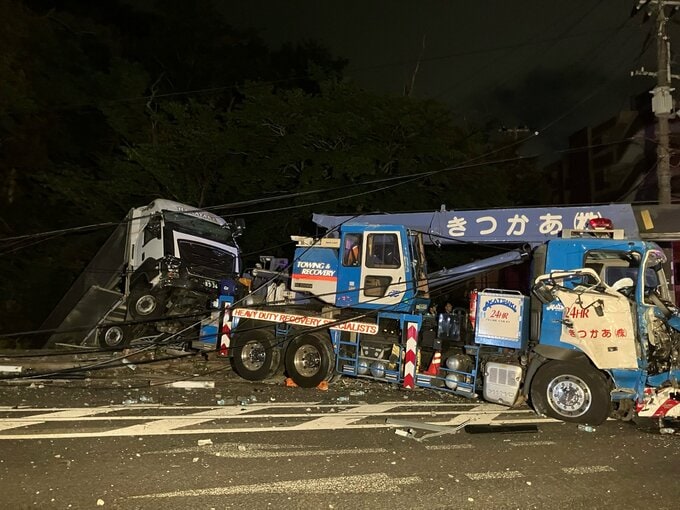 トラックをけん引していたレッカー車が電柱などに接触 周辺の住宅など約420軒で停電 警察が関連捜査 神戸・灘区|TBS NEWS DIG