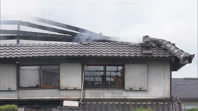木造２階建て住宅がほぼ全焼する火事　焼け跡から住人とみられる３人の遺体見つかる　８０代母親と５０代娘２人と連絡つかず　奈良・橿原市|TBS NEWS DIG