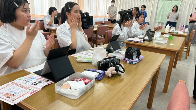 高等支援学校の生徒が美容のプロからスキンケアやヘアメイクを学ぶ「身だしなみセミナー」行われる　盛岡市|TBS NEWS DIG