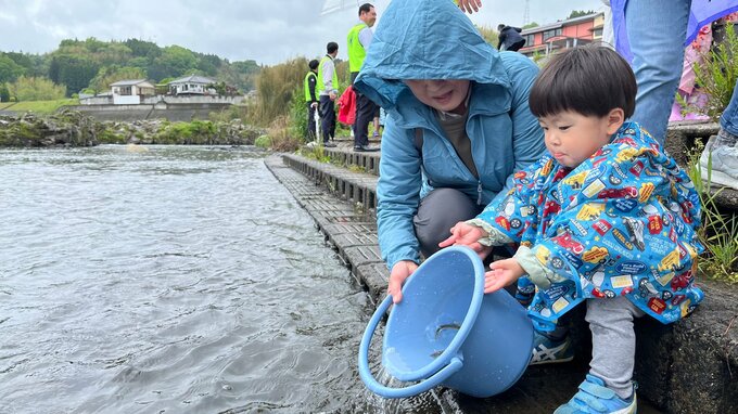 「流すのが大変！」「元気に泳いで」園児が2000匹のアユの稚魚放流　|　大分のニュース｜OBS NEWS｜大分放送