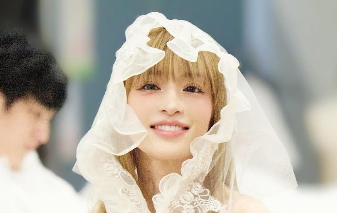 浜崎あゆみ 】 ホワイトドレスで笑顔 投稿写真にファン反響 「姫ぇー