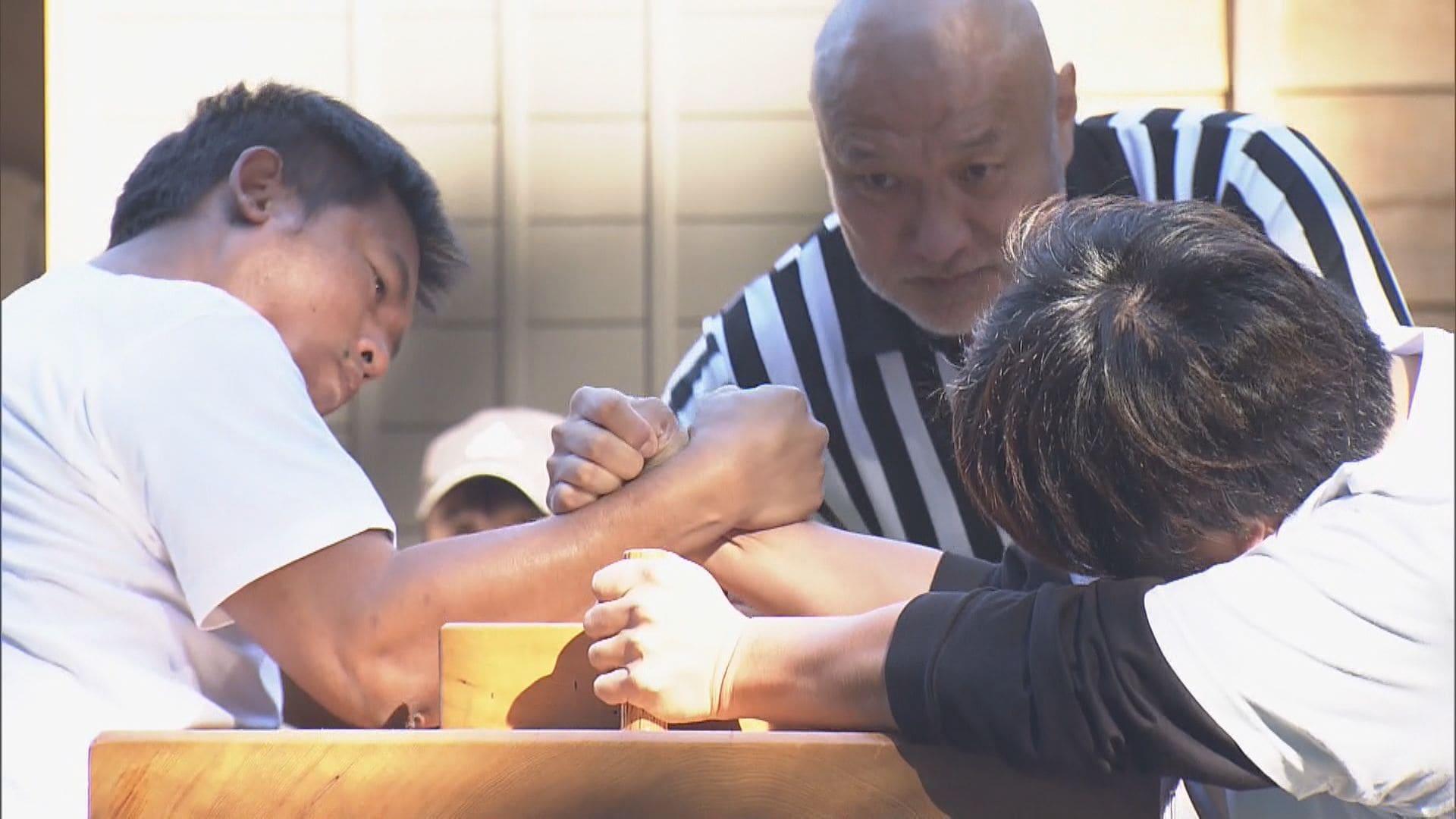 腕相撲の熱戦を境内で繰り広げる　力自慢の神様を祀る神社で4年ぶりに大会を開催