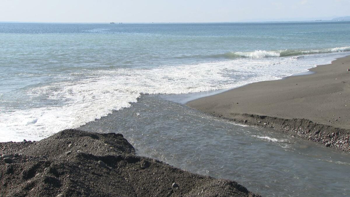 「1人流され、姿が見えない」河口で15歳男子高校生が流される…友人4人と遊泳中、急流に巻き込まれたか　波消しブロックにはい上がり無事【高知・物部川】