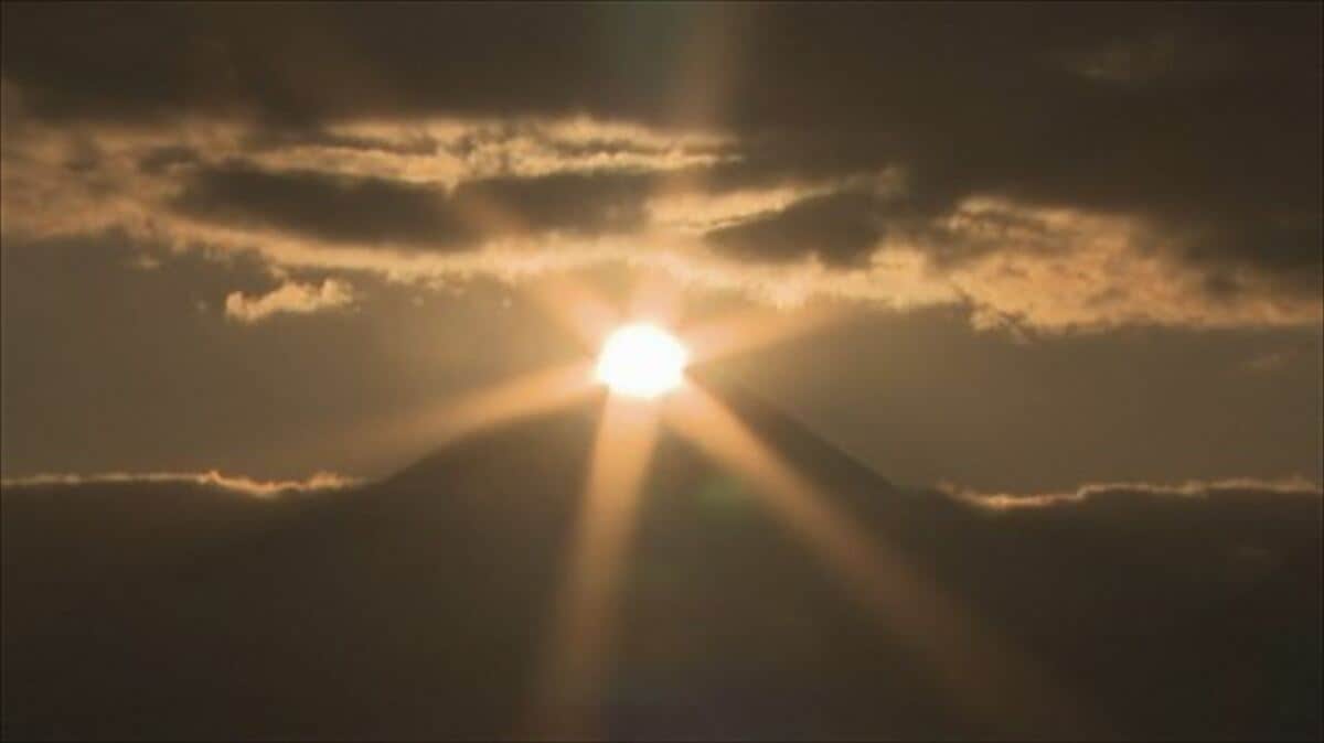 「神々しい」ダイヤモンド富士　山頂から朝日　黄金色の絶景広がる　山梨・富士川町