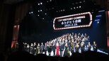 【現・帝国劇場】59年の歴史に幕 市村正親は帝劇0番にキス 最後は北大路欣也、堂本光一も来場し「民衆の歌」を大合唱|TBS NEWS DIG