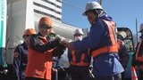 「ヘビー級の安全対策で」建設現場の作業員にバレンタインチョコ　安全を呼びかける　山梨　|TBS NEWS DIG