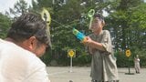 夏の暑さを吹き飛ばす 家族や友人らで水鉄砲打ち合う 清里丘の公園夏祭り 山梨|TBS NEWS DIG