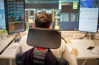 モメンタム崩壊が個人投資家を直撃、人気銘柄22年以来の月間大幅安へ| TBS CROSS DIG with Bloomberg