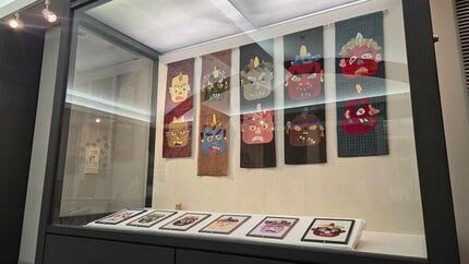 あなたの顔に似た鬼を探してみて」手縫いで作った鬼の顔の布絵を集めた