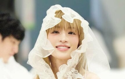 浜崎あゆみ 】 ホワイトドレスで笑顔 投稿写真にファン反響 「姫ぇー