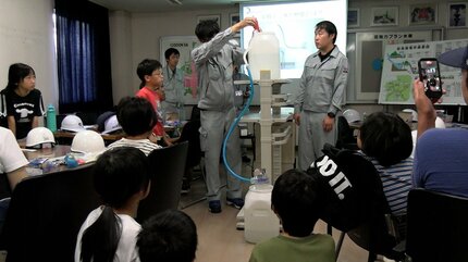 水力発電所で見学会 夏休み中の子どもたちが発電の仕組みやクリーン