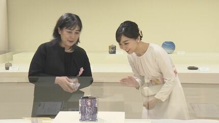 佳子さま「日本伝統工芸展」へ 「池に映っている藤をのぞき込んでいる
