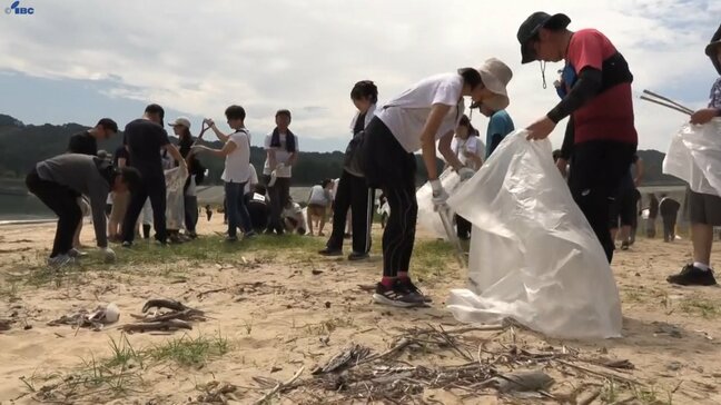 「素足で歩ける砂浜を次世代に」をスローガンに自動車販売会社の団体が海岸を清掃作業行う 岩手・大槌町|TBS NEWS DIG