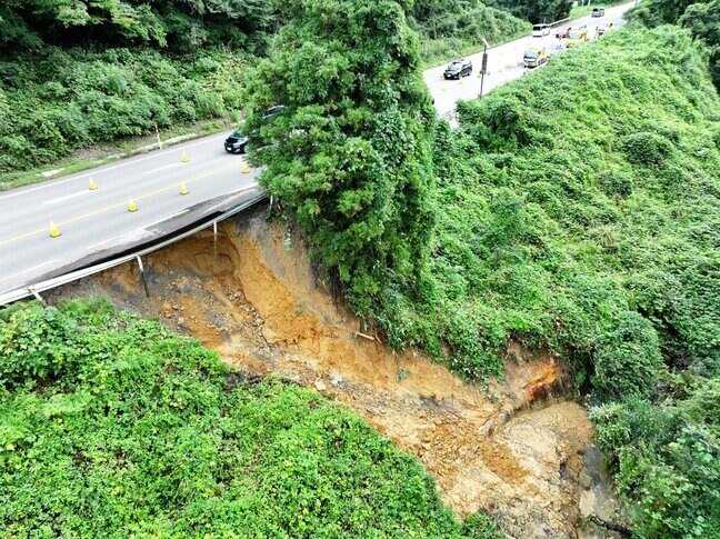 国道359号、大雨のため路肩 20メートル崩壊 “車線規制で注意” 完全復旧までに数か月かかる見通し　富山・砺波市|TBS NEWS DIG