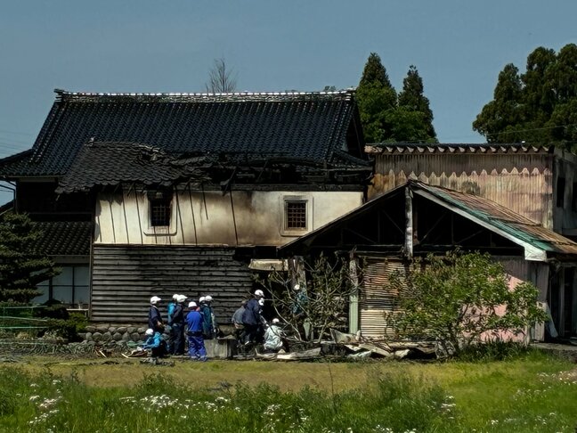 「納屋が燃えている」納屋と車庫を焼く火事 家人の70代女性が軽傷 12日午前から実況見分で出火原因調べる 富山・砺波市|TBS NEWS DIG