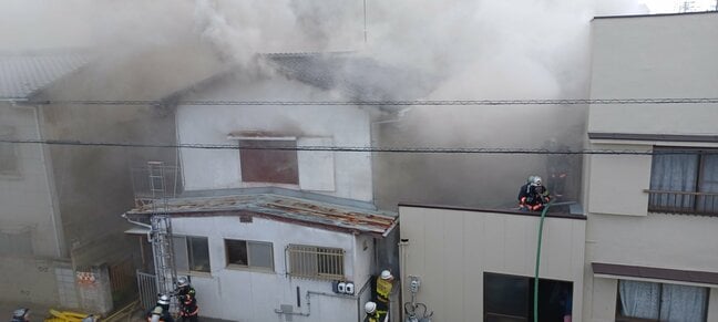 【続報】アパートが焼ける火事 放火の疑いで元住人の男を緊急逮捕 愛媛・今治|TBS NEWS DIG